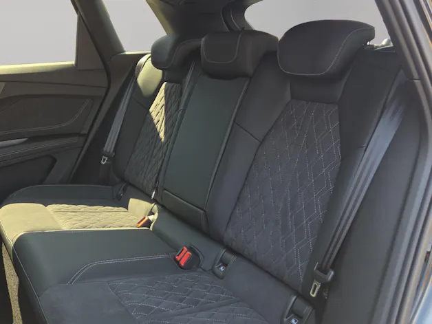 AUDI Q4 e-tron SUV quattro performance Swiss Ski