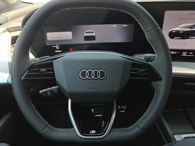 AUDI Q4 e-tron SUV quattro performance Swiss Ski