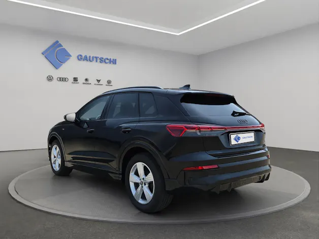 AUDI Q4 e-tron SUV quattro performance Swiss Ski
