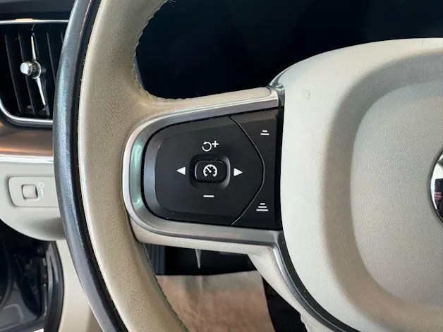 VOLVO XC60 B5 Benzin Mild Hybrid Momentum Geartronic