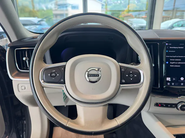 VOLVO XC60 B5 Benzin Mild Hybrid Momentum Geartronic