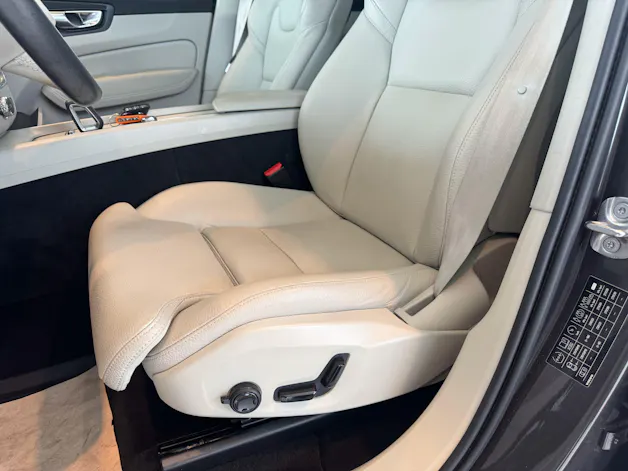 VOLVO XC60 B5 Benzin Mild Hybrid Momentum Geartronic