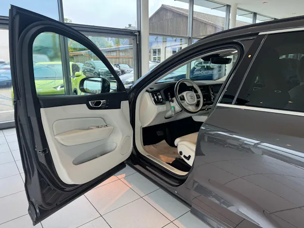 VOLVO XC60 B5 Benzin Mild Hybrid Momentum Geartronic