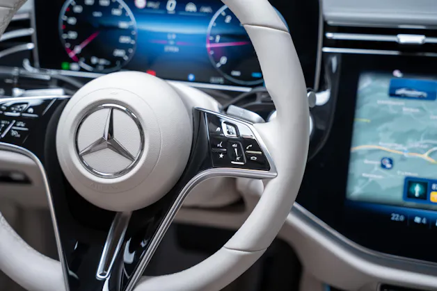 MERCEDES-BENZ E 220 d Avantgarde Limousine / Panorama-Glasdach / Hyperscreen / 360°Kamera