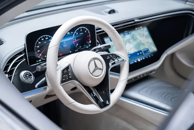 MERCEDES-BENZ E 220 d Avantgarde Limousine / Panorama-Glasdach / Hyperscreen / 360°Kamera