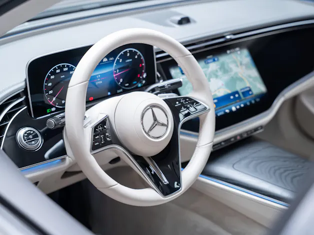 MERCEDES-BENZ E 220 d Avantgarde Limousine / Panorama-Glasdach / Hyperscreen / 360°Kamera