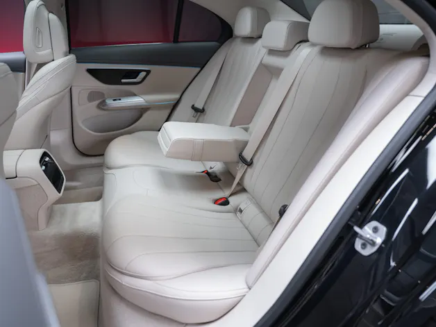 MERCEDES-BENZ E 220 d Avantgarde Limousine / Panorama-Glasdach / Hyperscreen / 360°Kamera