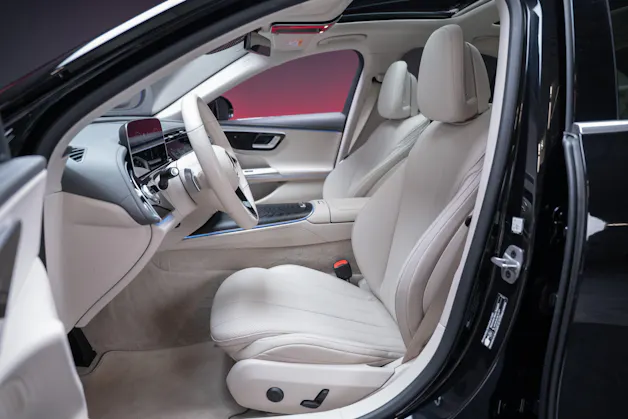 MERCEDES-BENZ E 220 d Avantgarde Limousine / Panorama-Glasdach / Hyperscreen / 360°Kamera