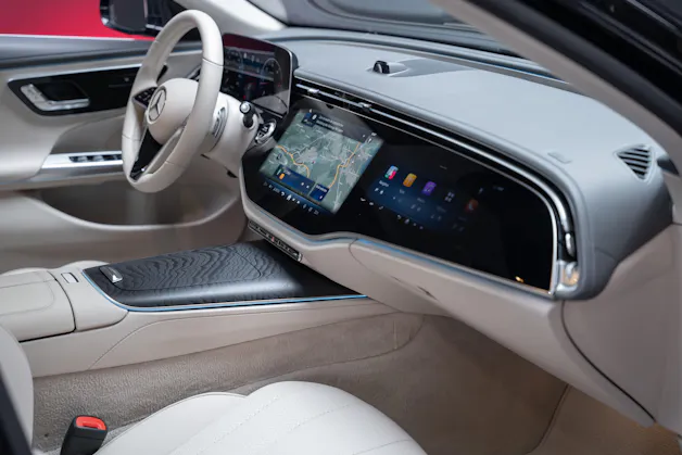 MERCEDES-BENZ E 220 d Avantgarde Limousine / Panorama-Glasdach / Hyperscreen / 360°Kamera