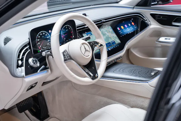 MERCEDES-BENZ E 220 d Avantgarde Limousine / Panorama-Glasdach / Hyperscreen / 360°Kamera