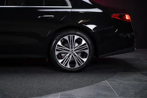 MERCEDES-BENZ E 220 d Avantgarde Limousine / Panorama-Glasdach / Hyperscreen / 360°Kamera