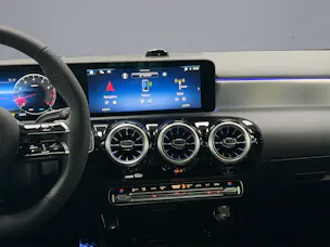 MERCEDES-BENZ A-Klasse W177 A 250 AMG Line 4m