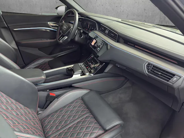 AUDI Q8 55 e-tron Black Edition quattro