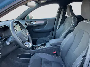 VOLVO XC40 B3 Benzin Mild Hybrid Plus Dark DCT