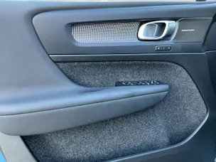 VOLVO XC40 B3 Benzin Mild Hybrid Plus Dark DCT