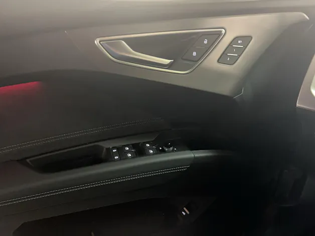 AUDI Q4 e-tron SUV quattro performance Swiss Ski