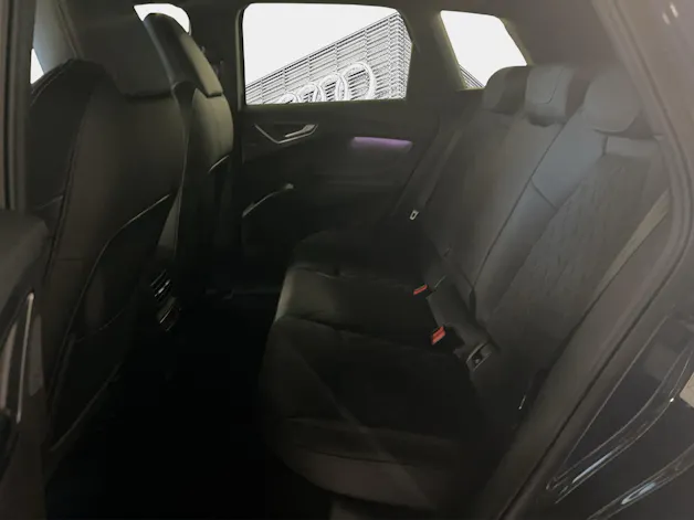 AUDI Q4 e-tron SUV quattro performance Swiss Ski