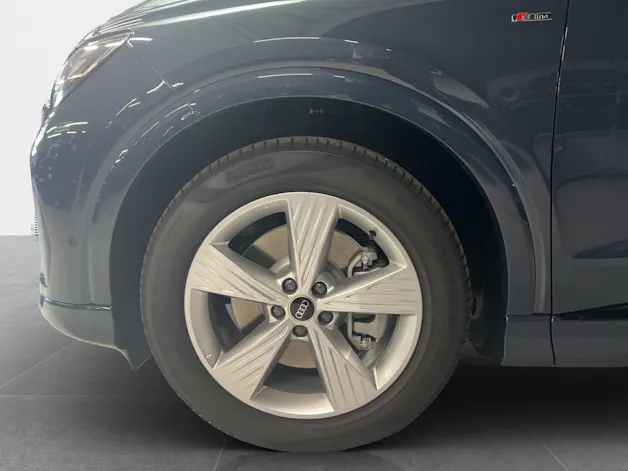 AUDI Q4 e-tron SUV quattro performance Swiss Ski