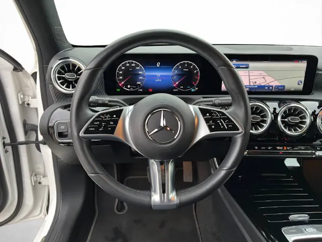MERCEDES-BENZ A 200 Progressive