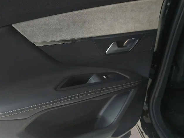 PEUGEOT 3008 1.5 BlueHDi GT EAT8 CH-Fahrzeug