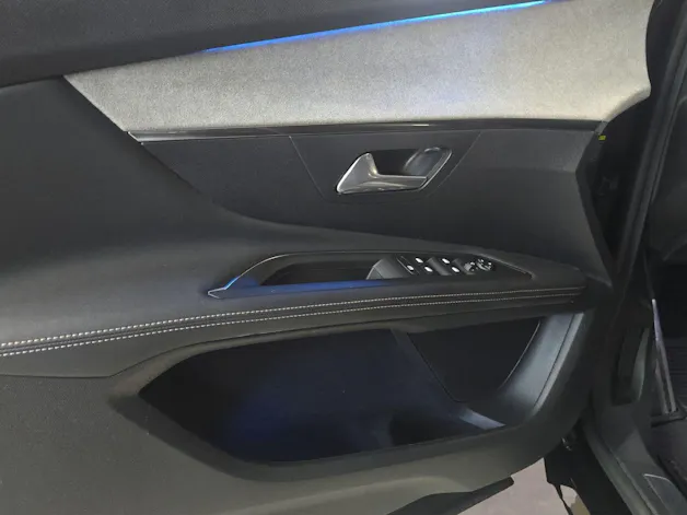 PEUGEOT 3008 1.5 BlueHDi GT EAT8 CH-Fahrzeug
