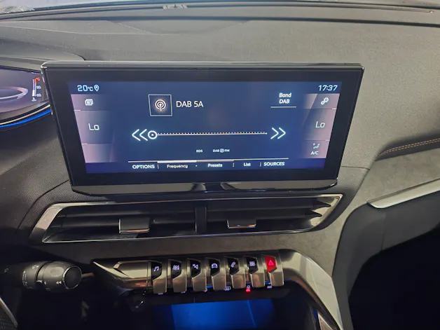 PEUGEOT 3008 1.5 BlueHDi GT EAT8 CH-Fahrzeug