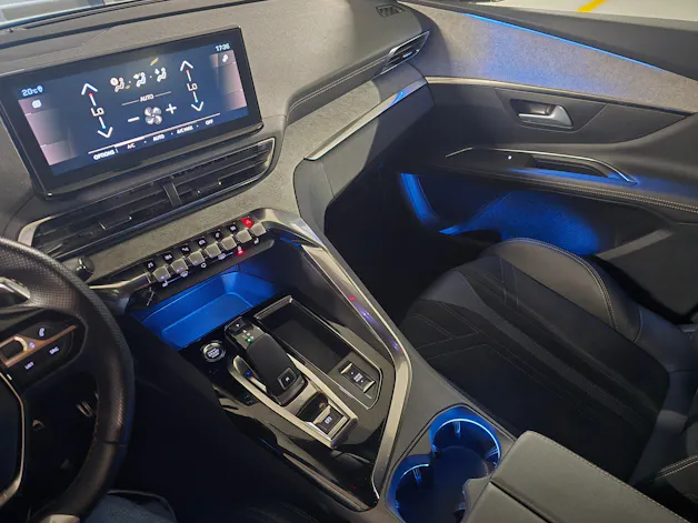 PEUGEOT 3008 1.5 BlueHDi GT EAT8 CH-Fahrzeug