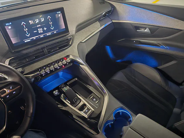 PEUGEOT 3008 1.5 BlueHDi GT EAT8 CH-Fahrzeug