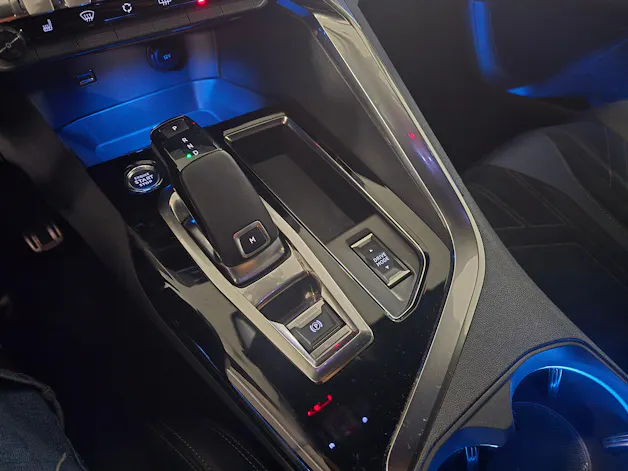 PEUGEOT 3008 1.5 BlueHDi GT EAT8 CH-Fahrzeug