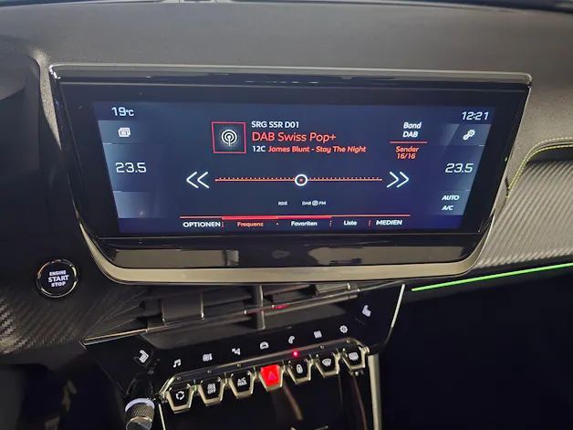 PEUGEOT 2008 1.5 BlueHDi GT Pack EAT8 CH-Fahrzeug