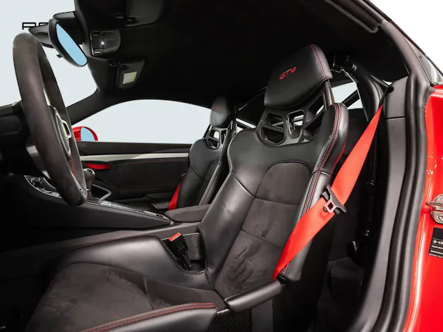 PORSCHE Cayman GT4