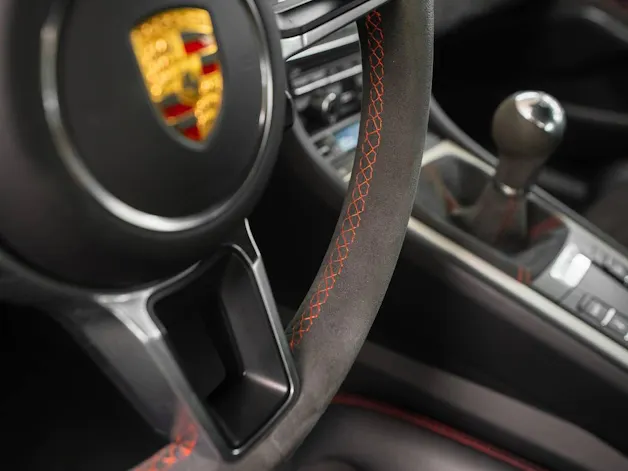 PORSCHE Cayman GT4