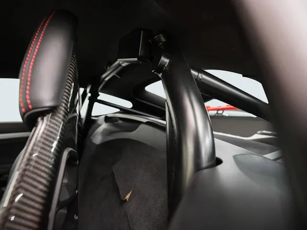 PORSCHE Cayman GT4