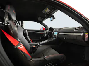 PORSCHE Cayman GT4