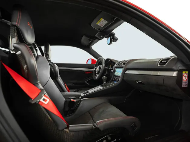 PORSCHE Cayman GT4
