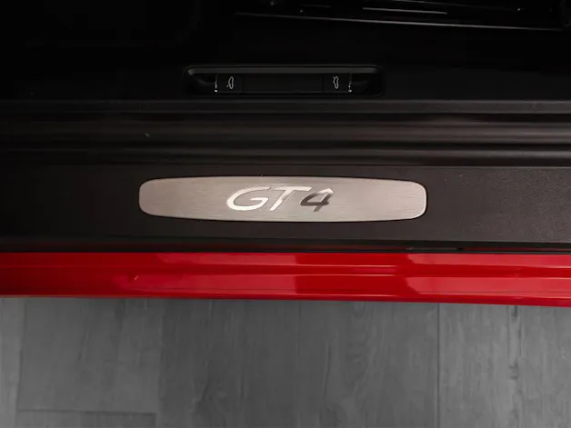 PORSCHE Cayman GT4