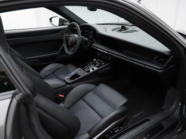 PORSCHE 911 Carrera 4 GTS