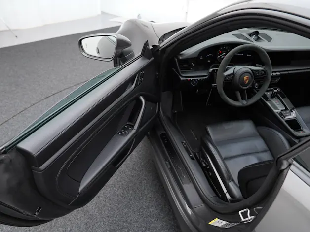 PORSCHE 911 Carrera 4 GTS