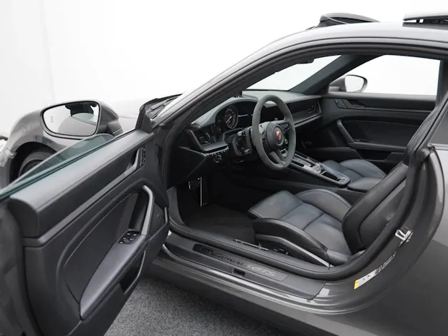 PORSCHE 911 Carrera 4 GTS