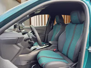 PEUGEOT 2008 1.2 Hybrid 145 Envy