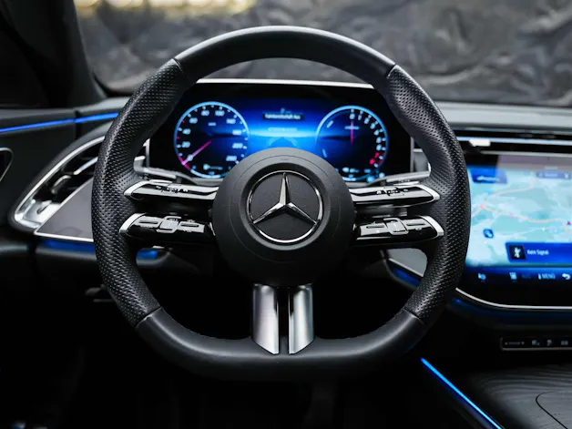 MERCEDES-BENZ E 300 e AMG Line 4Matic 9G-Tronic *Werksgarantie*21" Felgen*AHK*