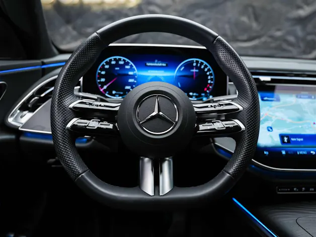 MERCEDES-BENZ E 300 e AMG Line 4Matic 9G-Tronic *Werksgarantie*21" Felgen*AHK*
