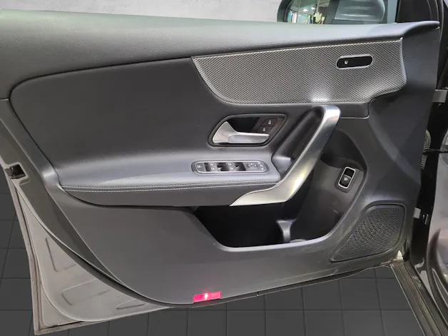 MERCEDES-BENZ A 180d Progressive V177