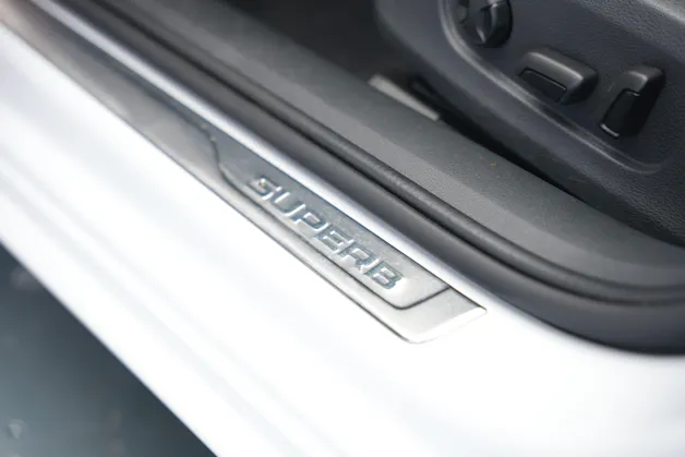 SKODA Superb Combi 2.0 TSI SportLine Light 4x4 DSG *CH-Fahrzeug* *AHK*