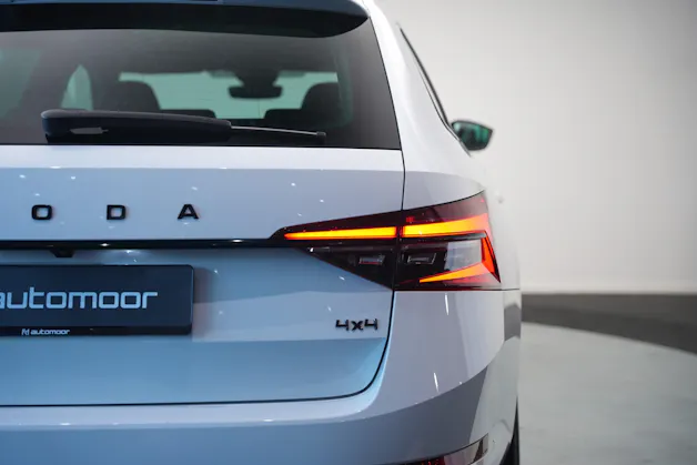 SKODA Superb Combi 2.0 TSI SportLine Light 4x4 DSG *CH-Fahrzeug* *AHK*