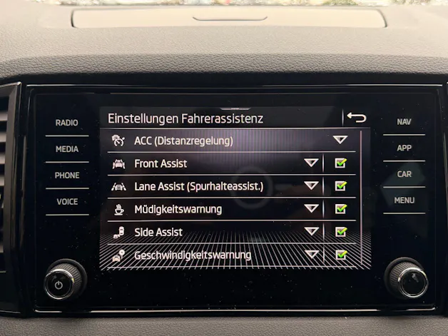 SKODA Karoq Sportline 4x4 *** PANORAMADACH & ANHÄNGERKUPPLUNG ***