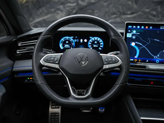 VW Tiguan 2.0 TDI SCR R-Line 4Motion DSG *Panorama*Massage*Lenkradheizung*360° Kamera*