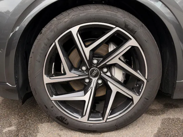 AUDI Q6 e-tron quattro