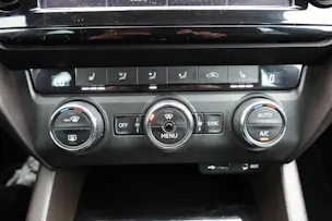 SKODA Octavia Combi 2.0 TDI 4x4 "* CH Auto * Capteurs avant/arrière * Tempomat Adaptatif * Clim Auto * Crochet attelage *"