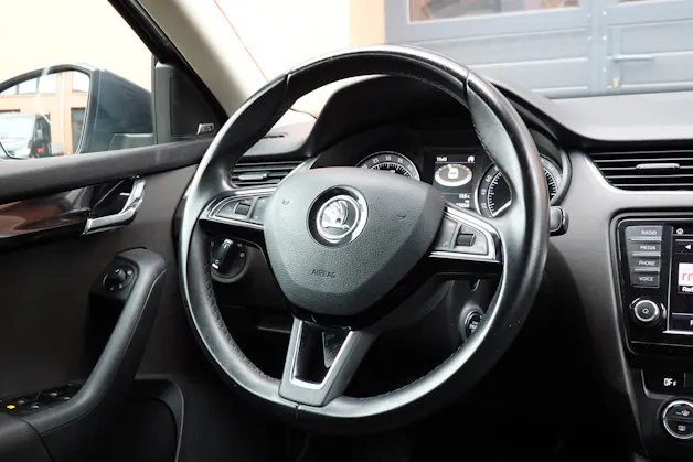 SKODA Octavia Combi 2.0 TDI 4x4 "* CH Auto * Capteurs avant/arrière * Tempomat Adaptatif * Clim Auto * Crochet attelage *"